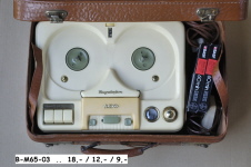 Ohne Lautsprecher, muß an ein Radiogerät oder einen Verstärker angeschlossen werden. Ohne Lautsprecher, muß an ein Radiogerät oder einen Verstärker angeschlossen werden.